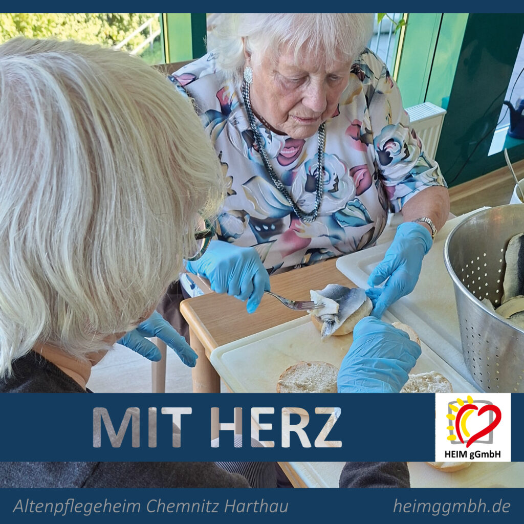 Altenpflegeheim Chemnitz Harthau der HEIM gGmbH - Gemeinsam wurden leckere Fischbrötchen zubereitet und genossen.